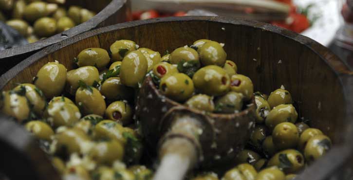 Marinierte und gefüllte Oliven